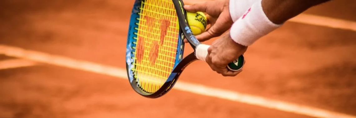 Apa Sih Perbedaan Raket Tenis untuk Pemula dan Profesional