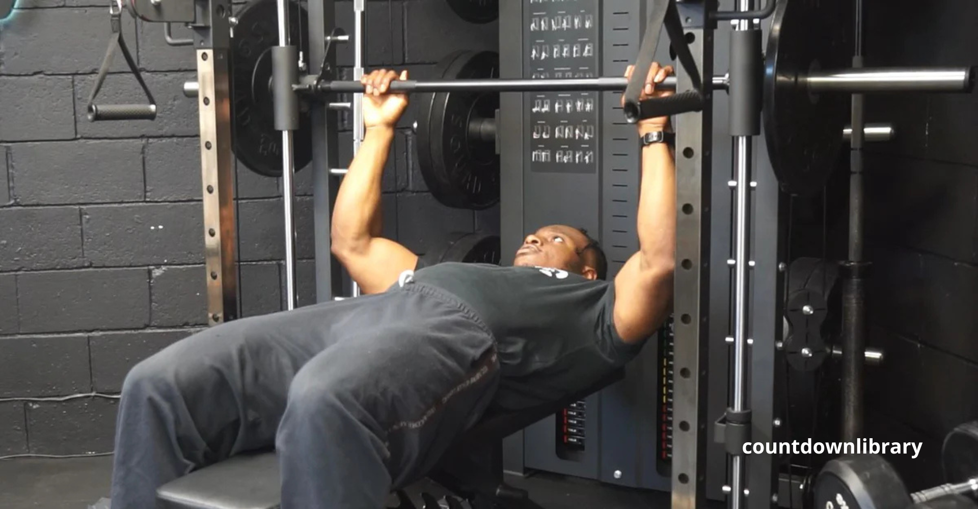 Smith Machine: Alat Gym Multifungsi yang Cocok untuk Pemula dan Pro